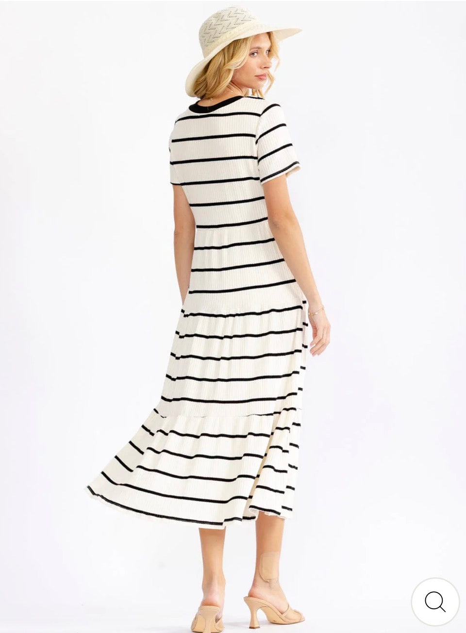 Vestido largo crema rayas negras cuello redondo