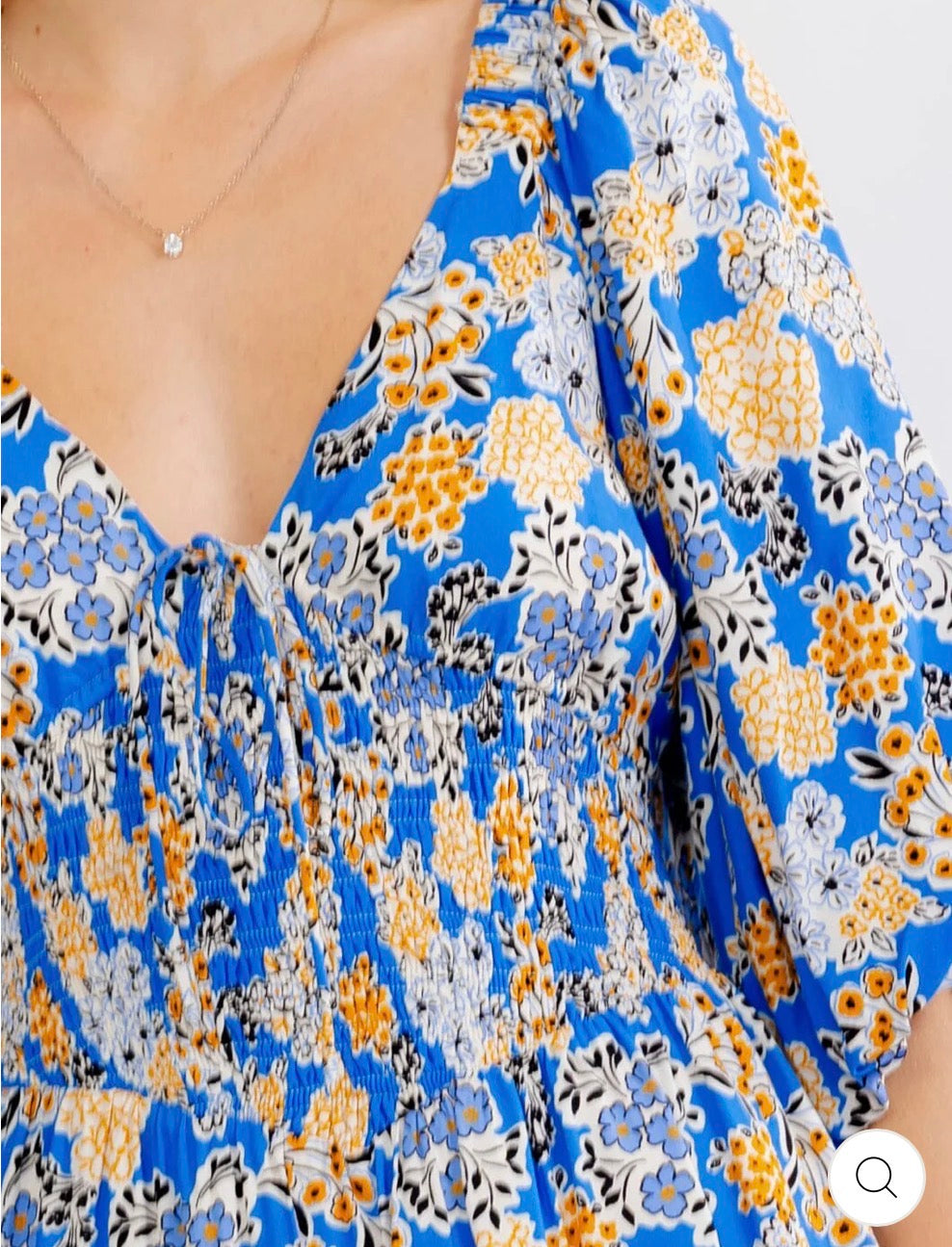 Vestido azul floral corto cuello V