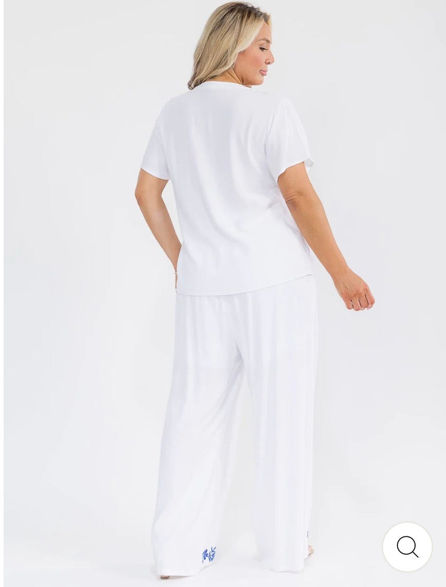 Conjunto blanco plus size de 2 piezas de lino con bordado: blusa de manga corta y pantalón con cintura elástica.