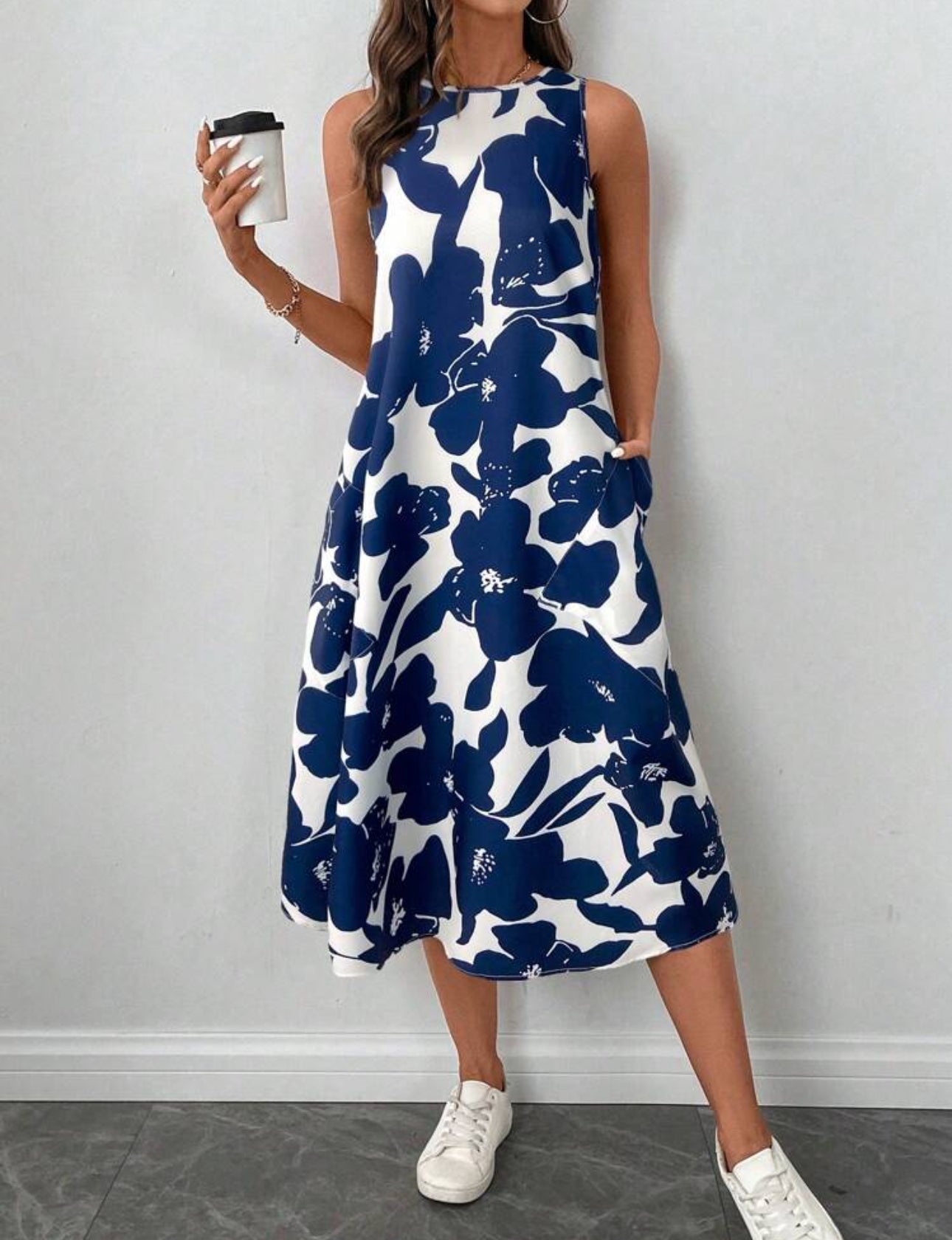 Vestido blanco y azul estilo midi linea A con estampado floral