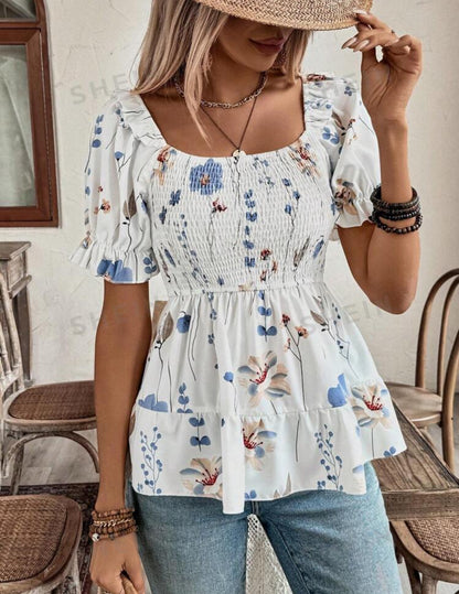 Camisa blanca con flores celestes