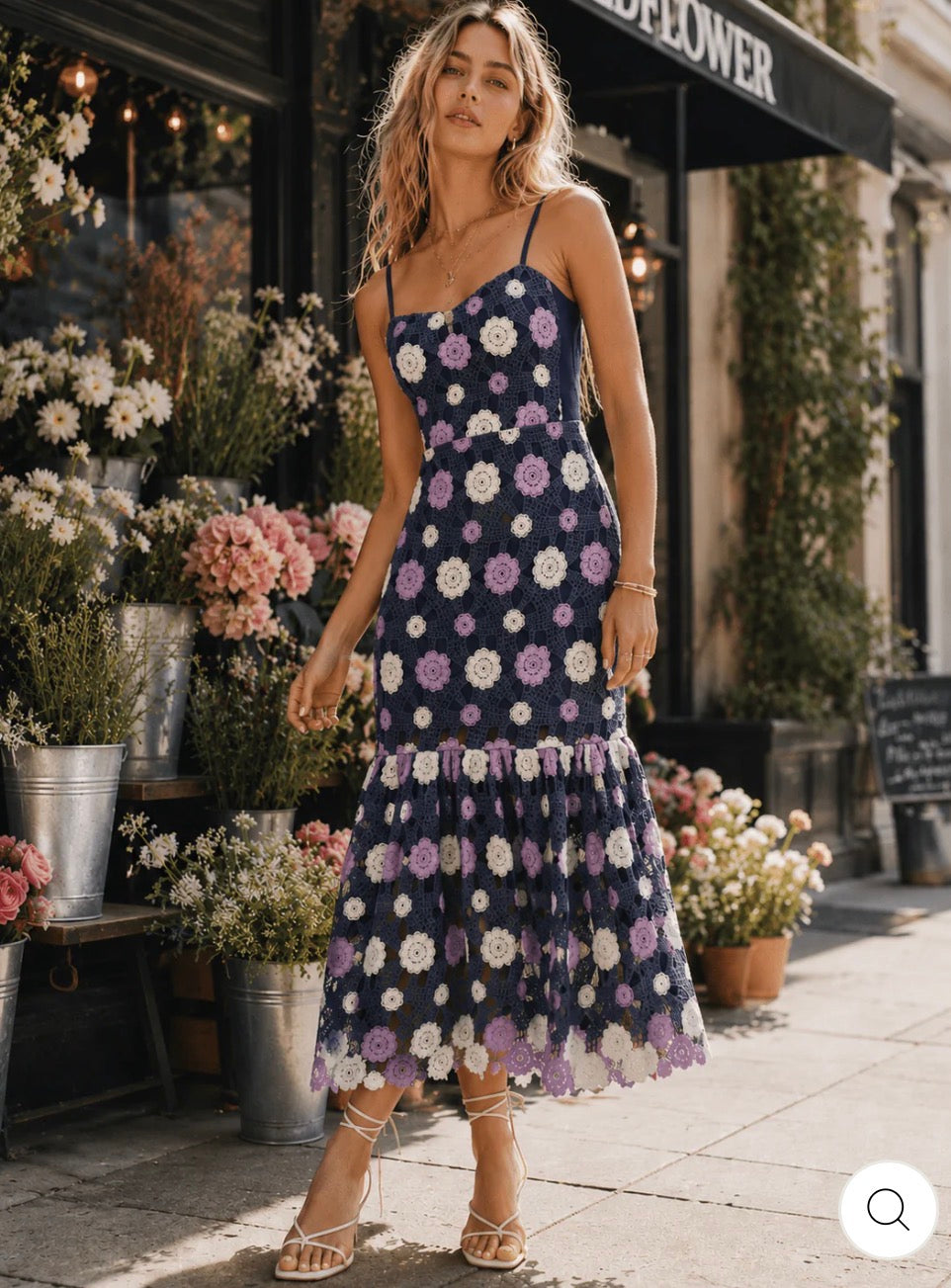 Vestido morado maxi floral de crochet con niveles