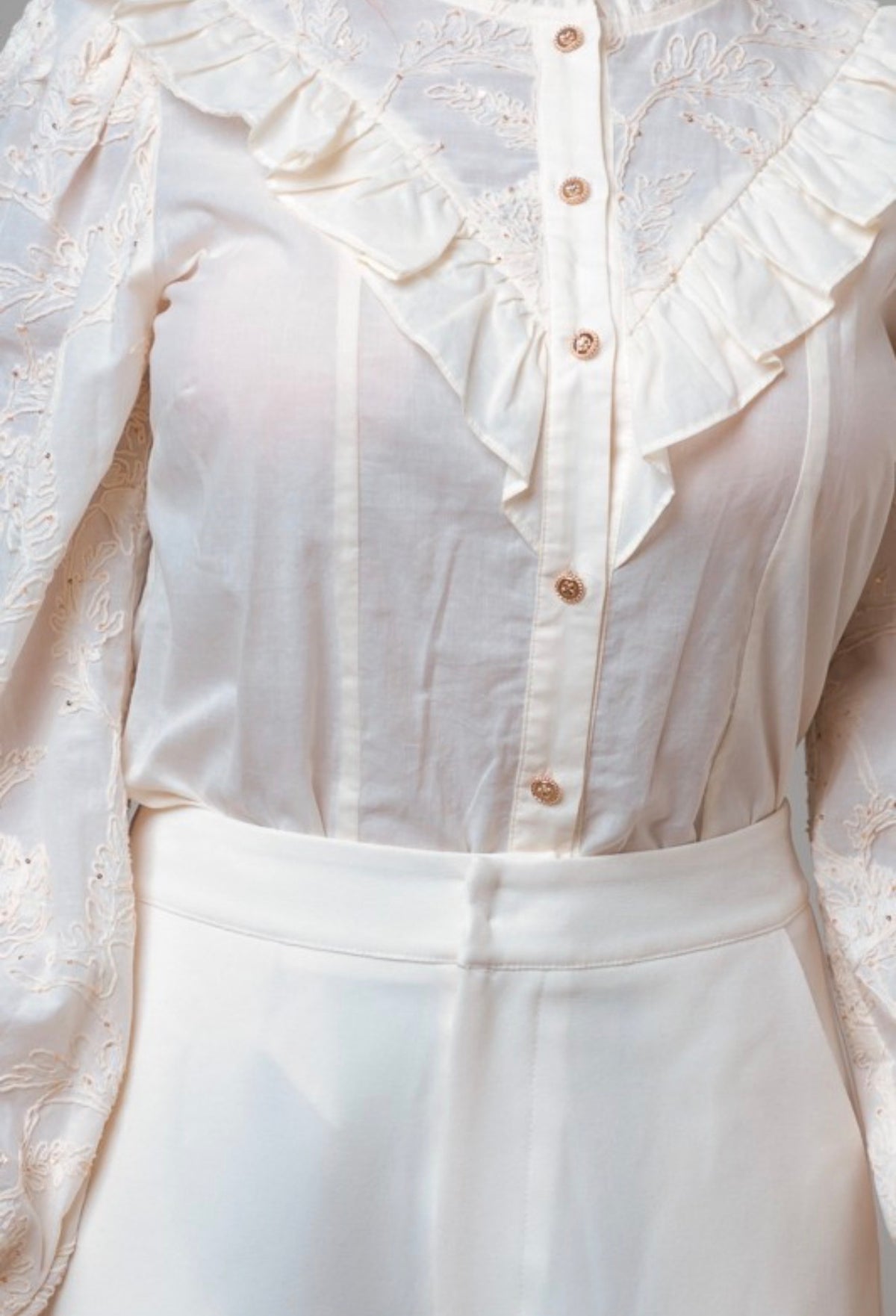 Conjunto beige: blusa formal y pantalón