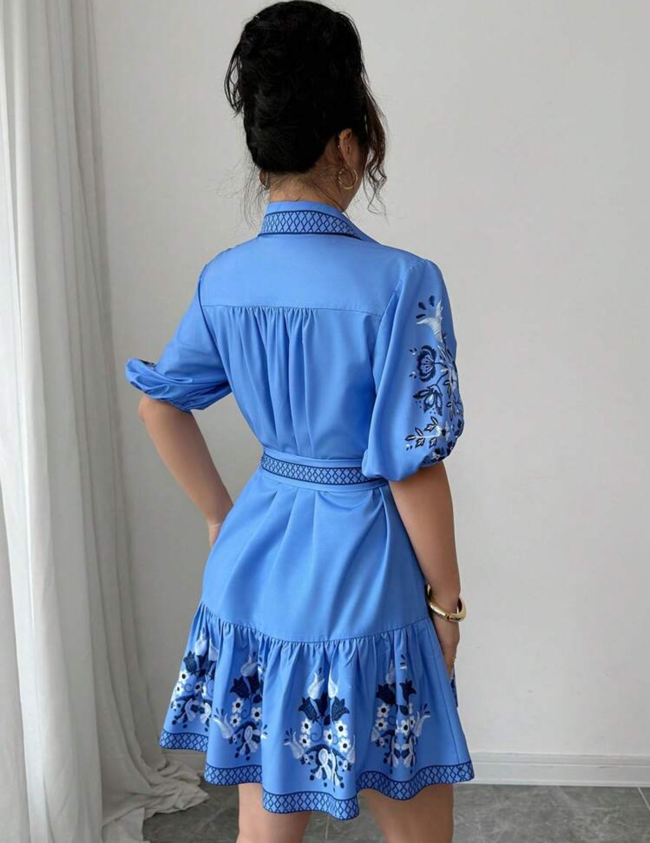 Vestido azul corto con mangas