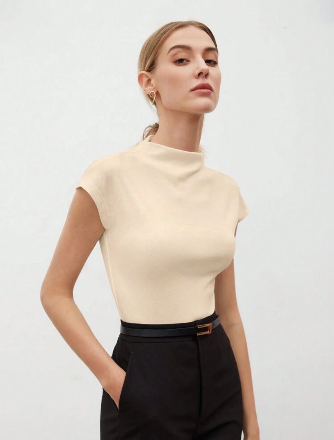Camisa beige cuello alto