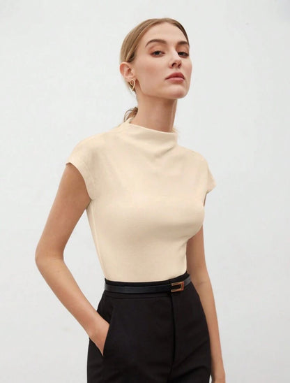 Camisa beige cuello alto
