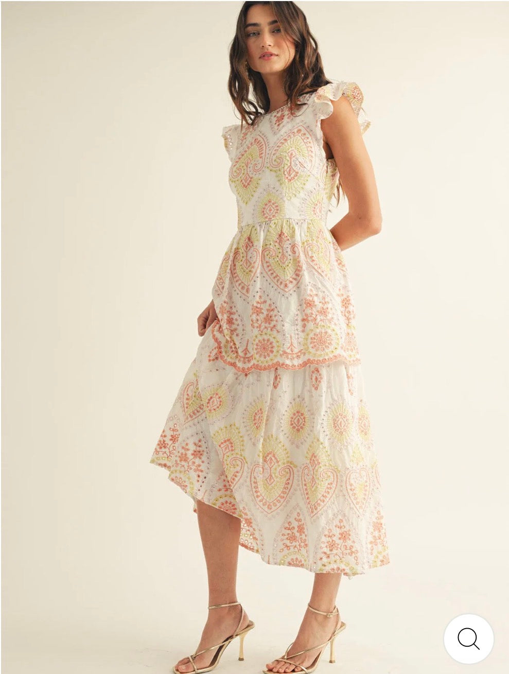 Vestido beige de vuelos espalda abierta