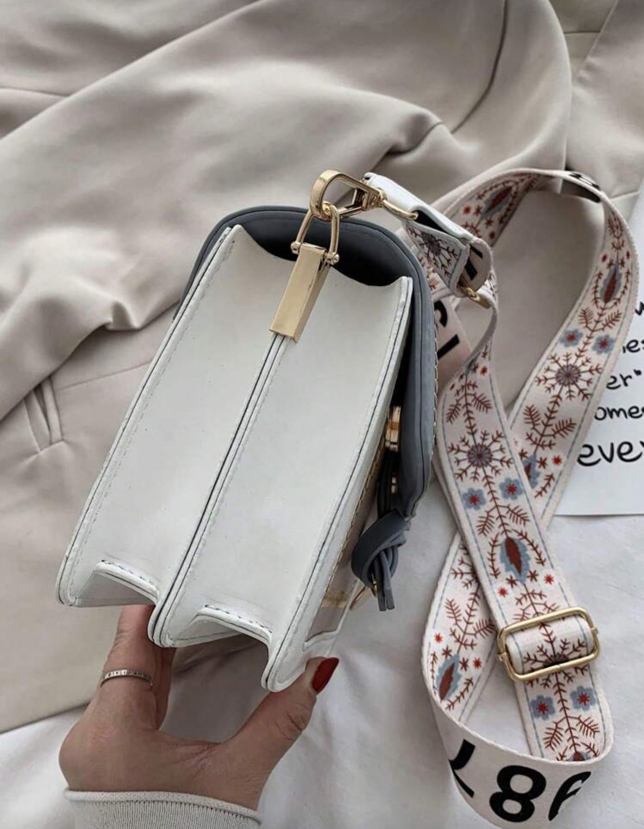 Cartera azul, blanca y café