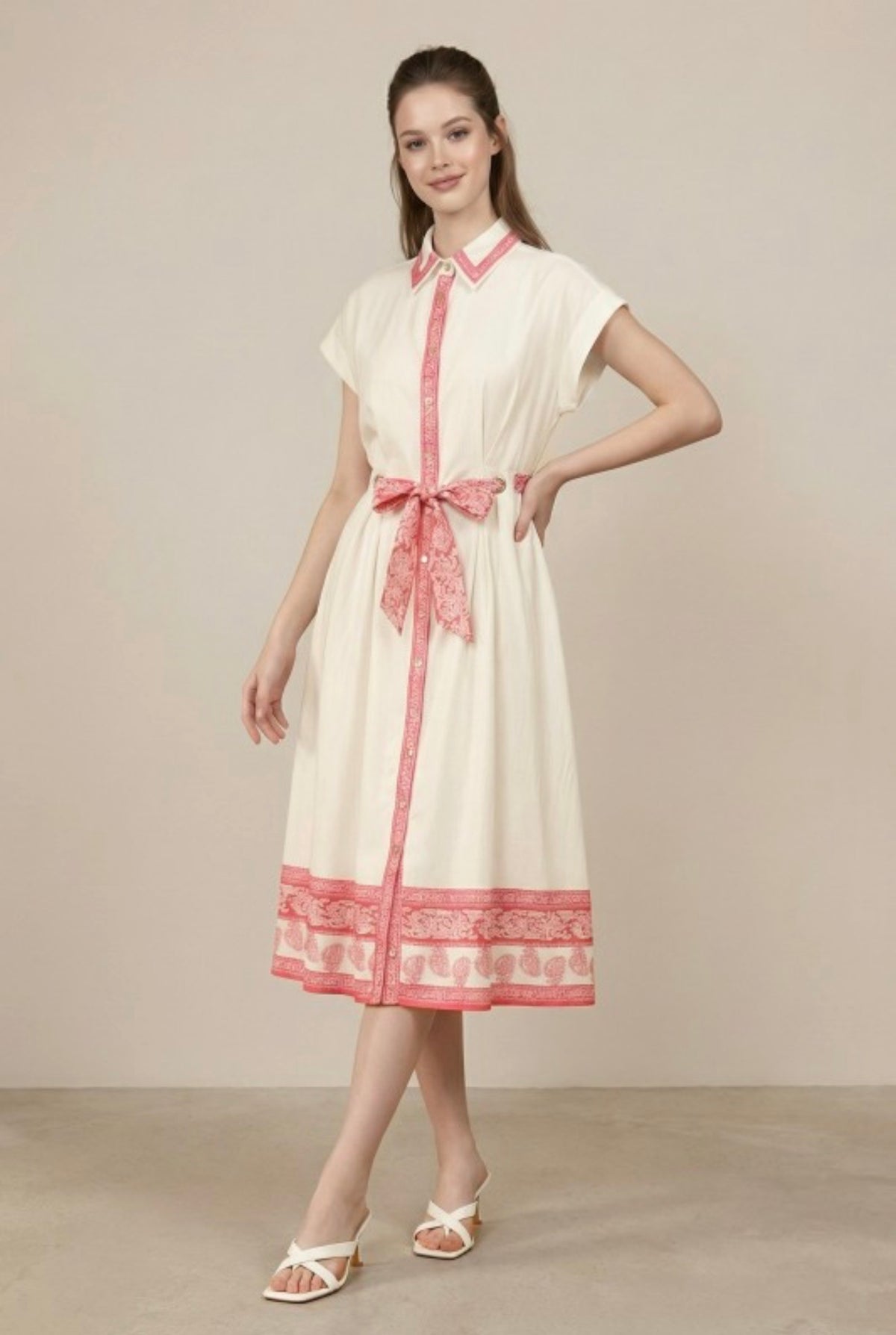 Vestido beige con cinturón rojo