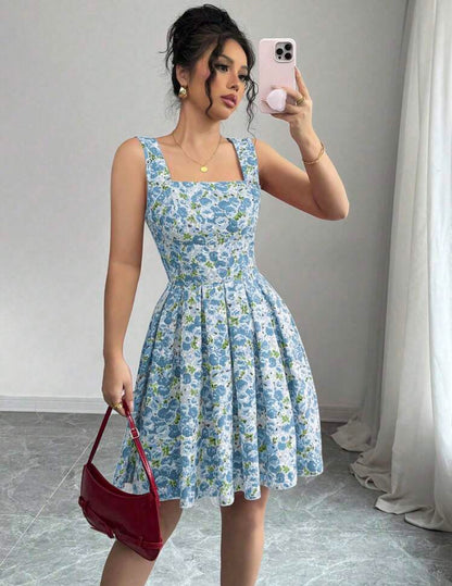 Vestido azul corto con estampado floral