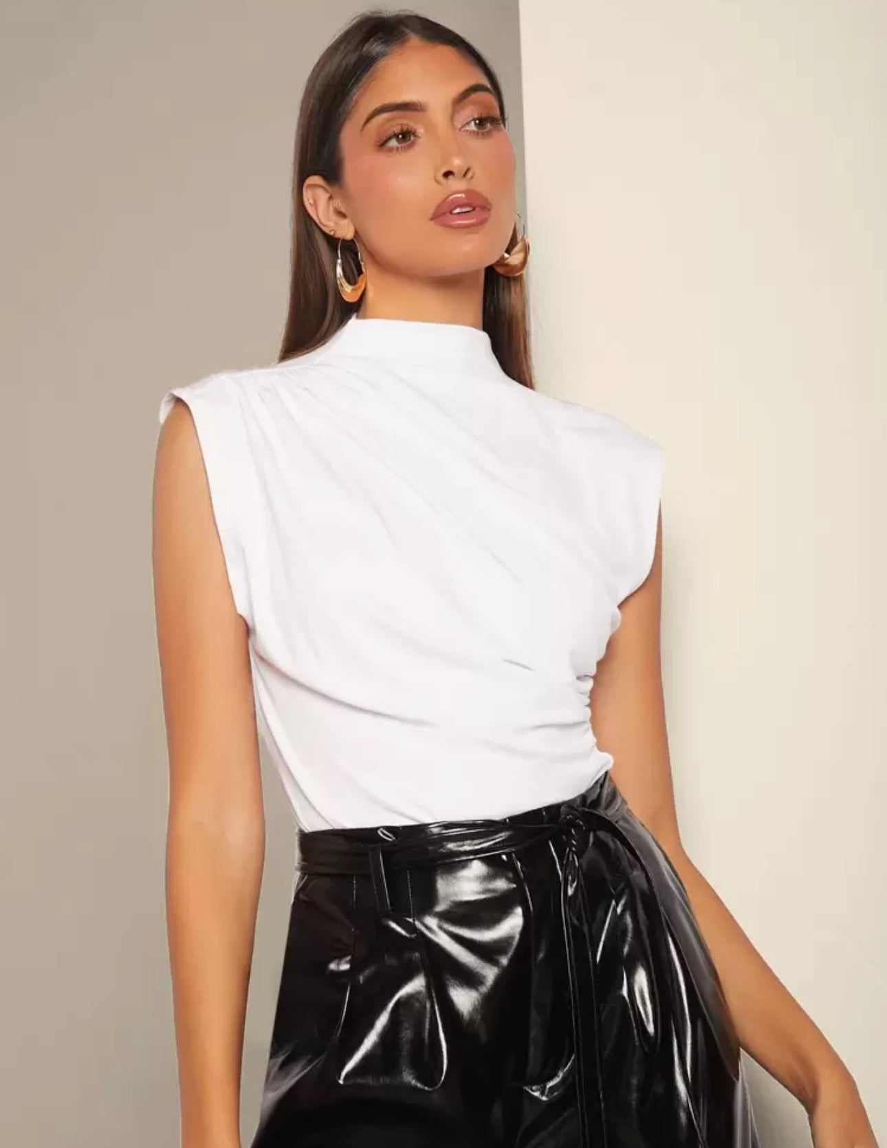 Camisa cuello alto color blanca con fruncido