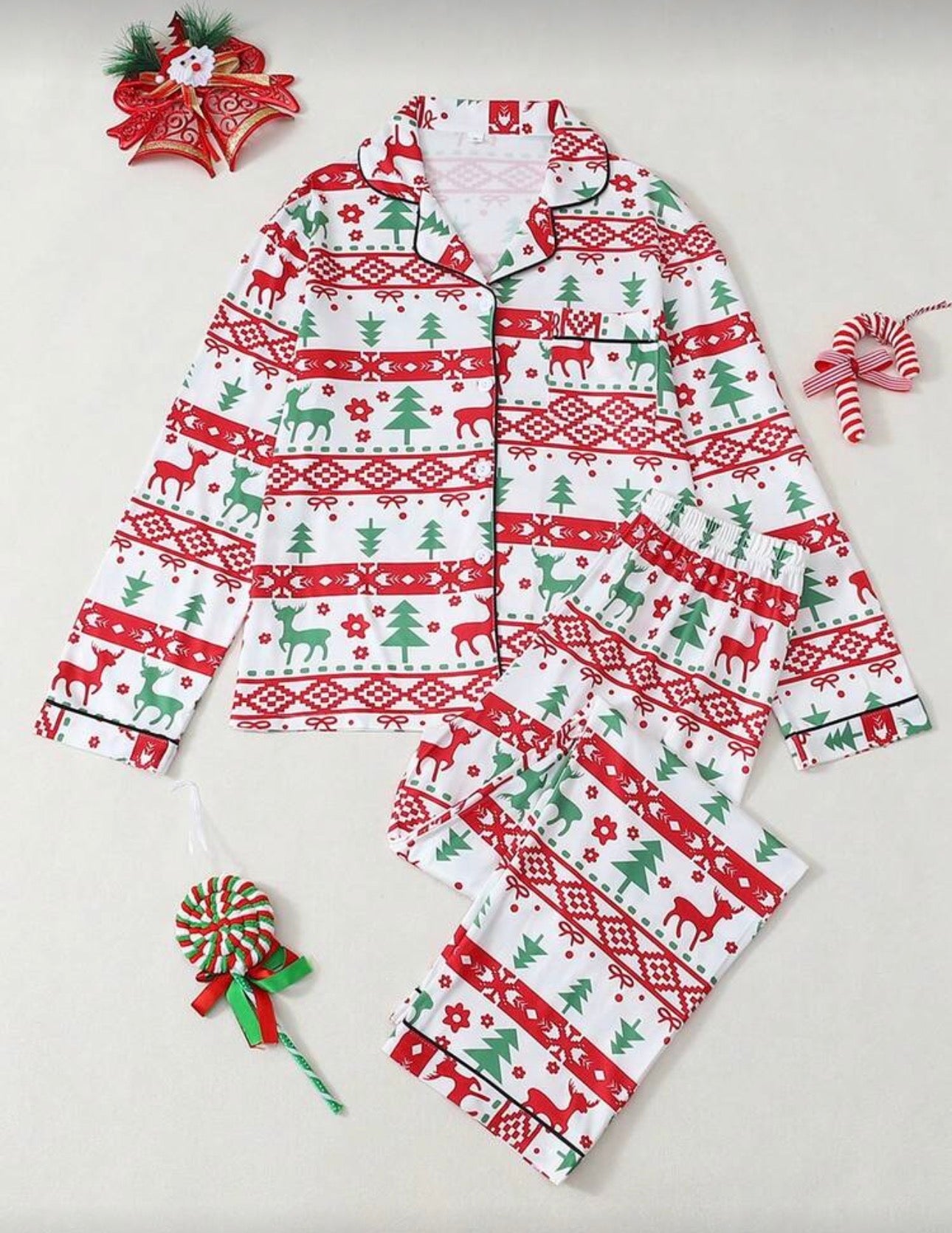 Pijama de Navidad con pinos verdes