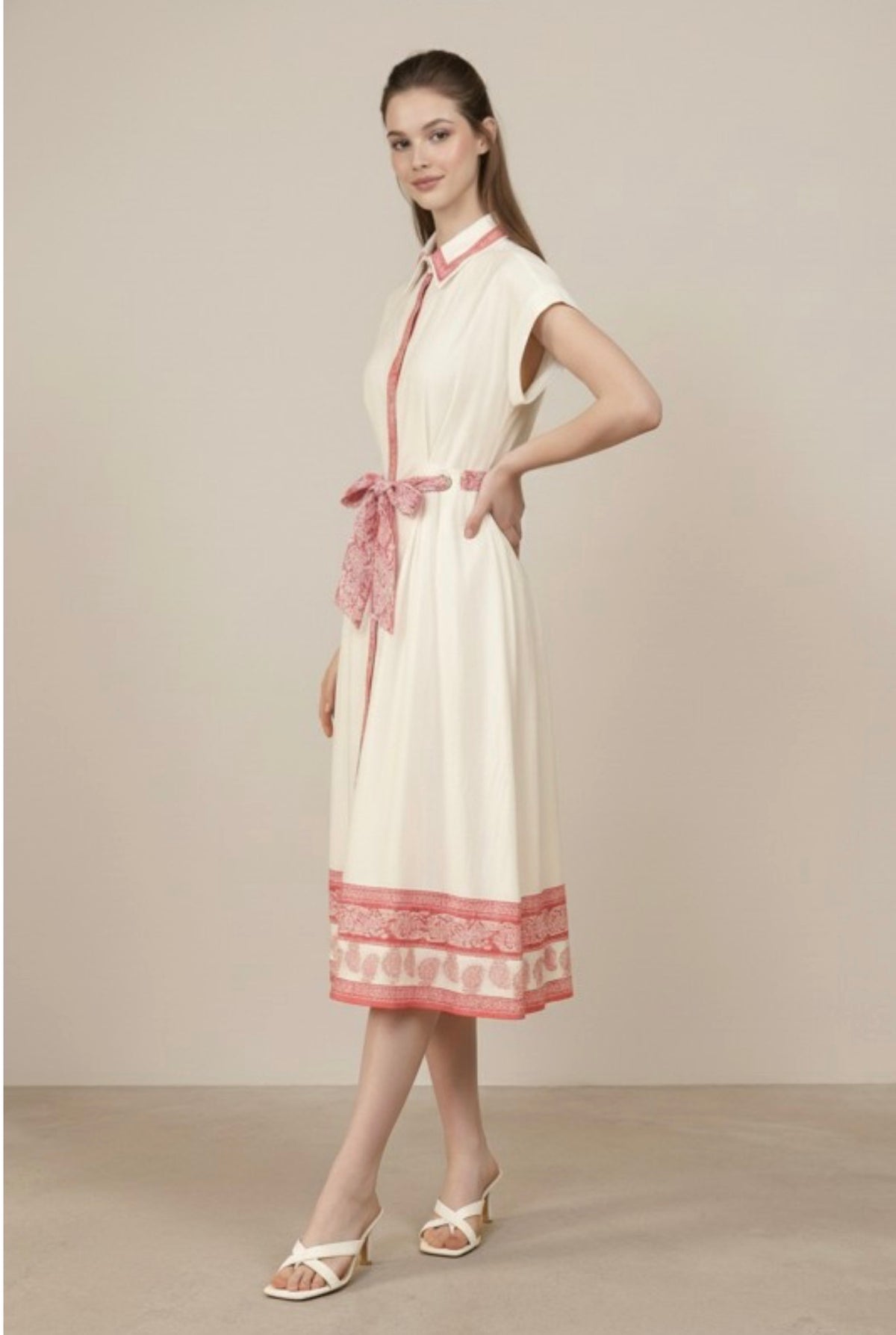 Vestido beige con cinturón rojo