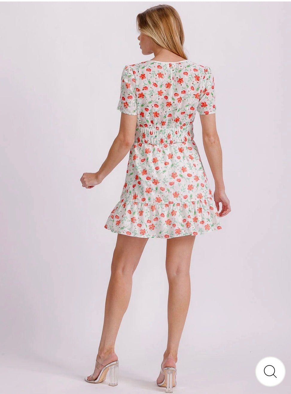 Vestido corto floral cuello V