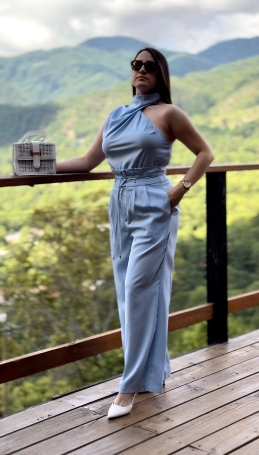 Conjunto azul claro de dos piezas de cuello alto y pantalón