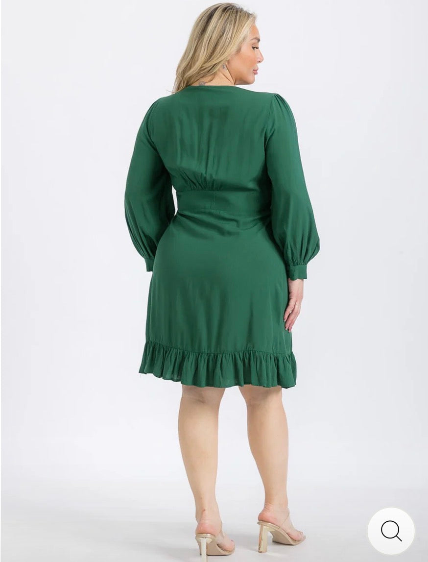 Vestido verde plus size de manga larga con botones y detalles bordados.