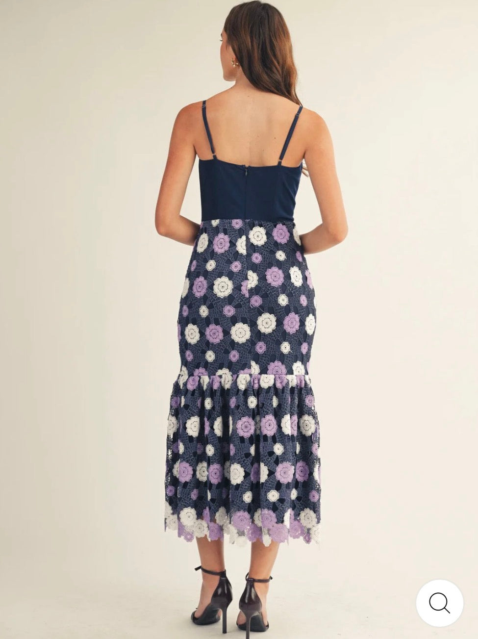 Vestido morado maxi floral de crochet con niveles