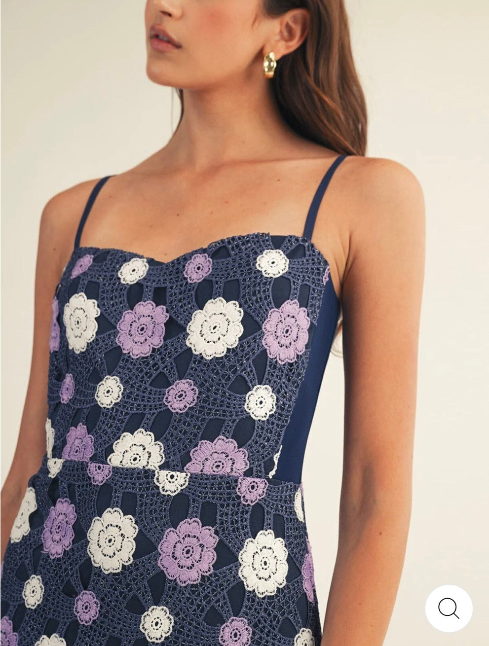 Vestido morado maxi floral de crochet con niveles