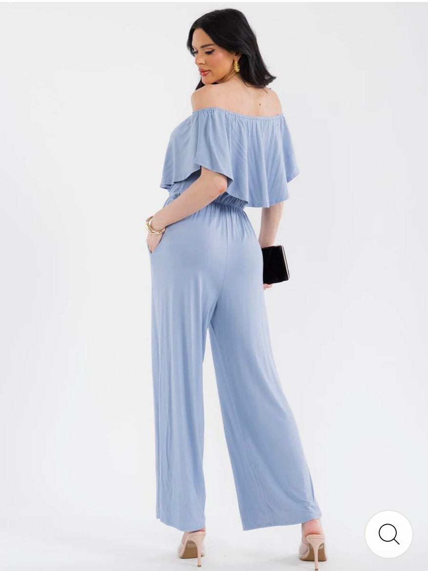 Jumpsuit azul claro para mujer de manga corta con cintura elástica, bolsillos y pantalón de pierna ancha.