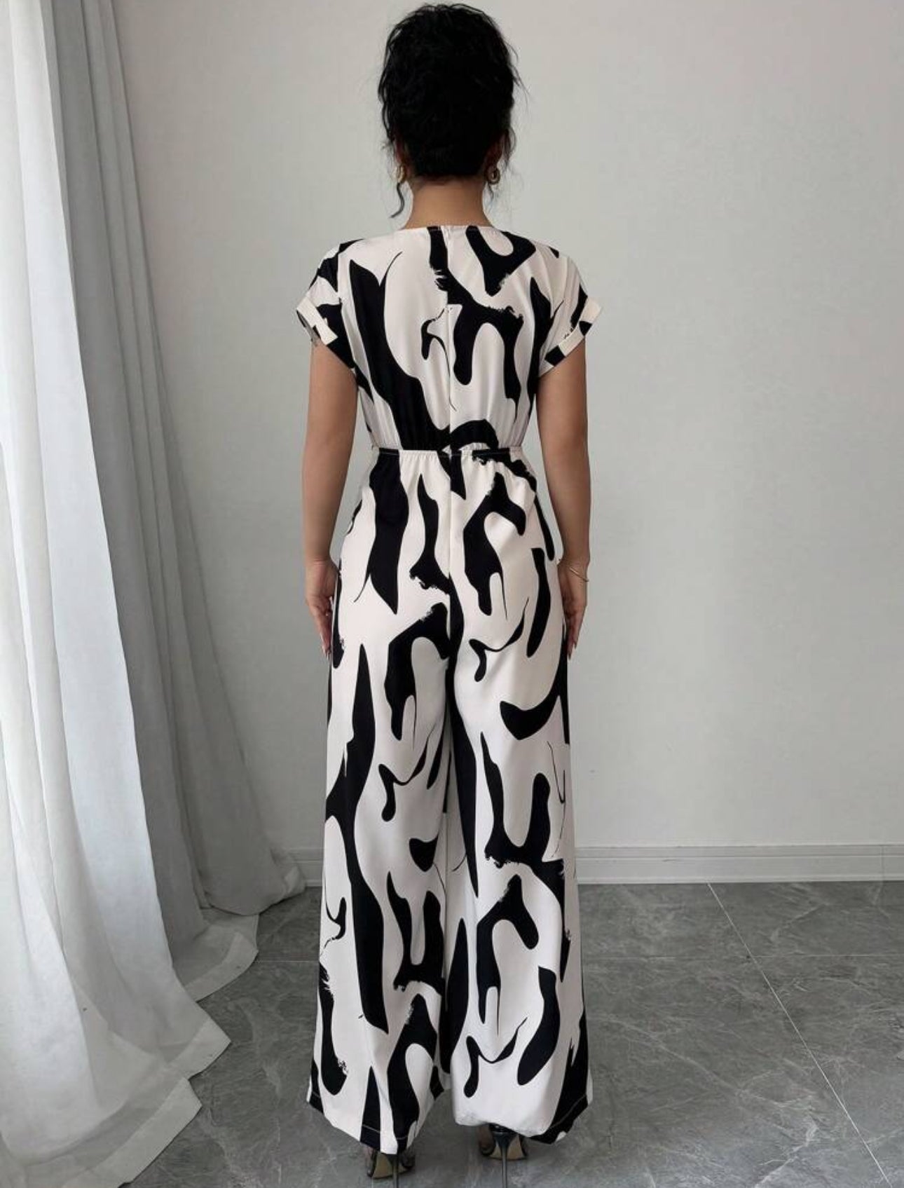 Jumpsuit beige con líneas negras