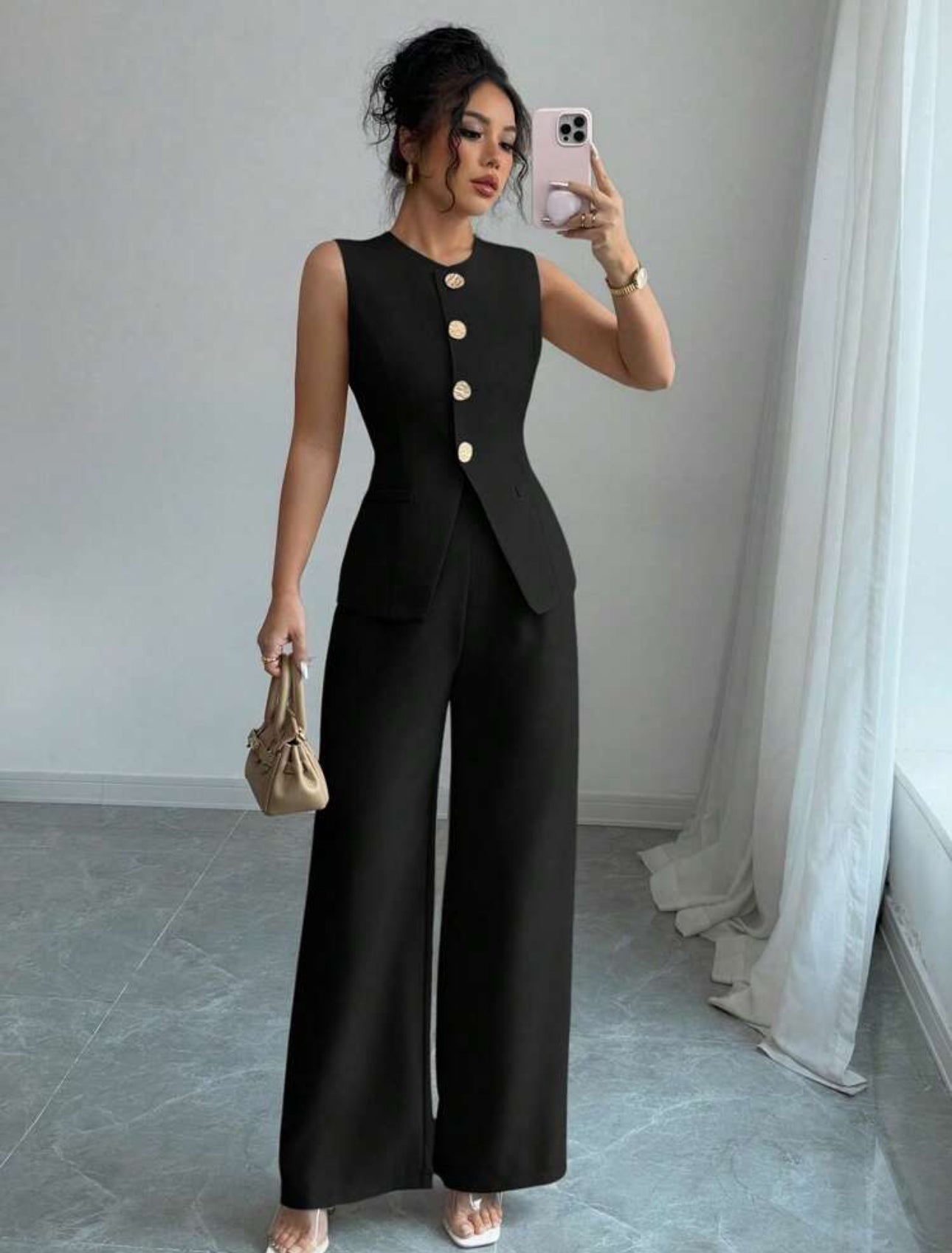 Conjunto negro con botones dorados