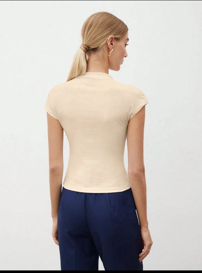 Camisa beige cuello alto