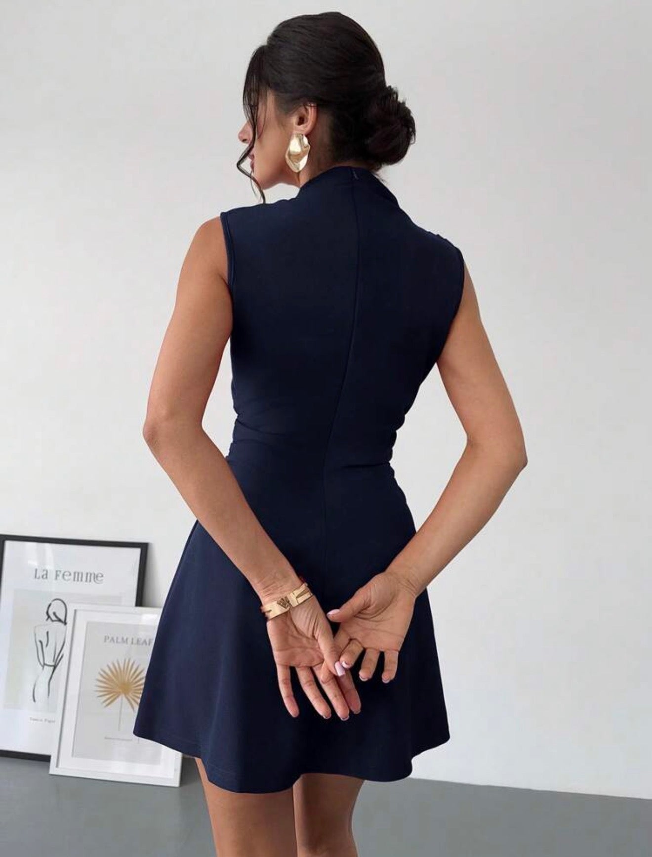 Vestido azul corto plisado elegante