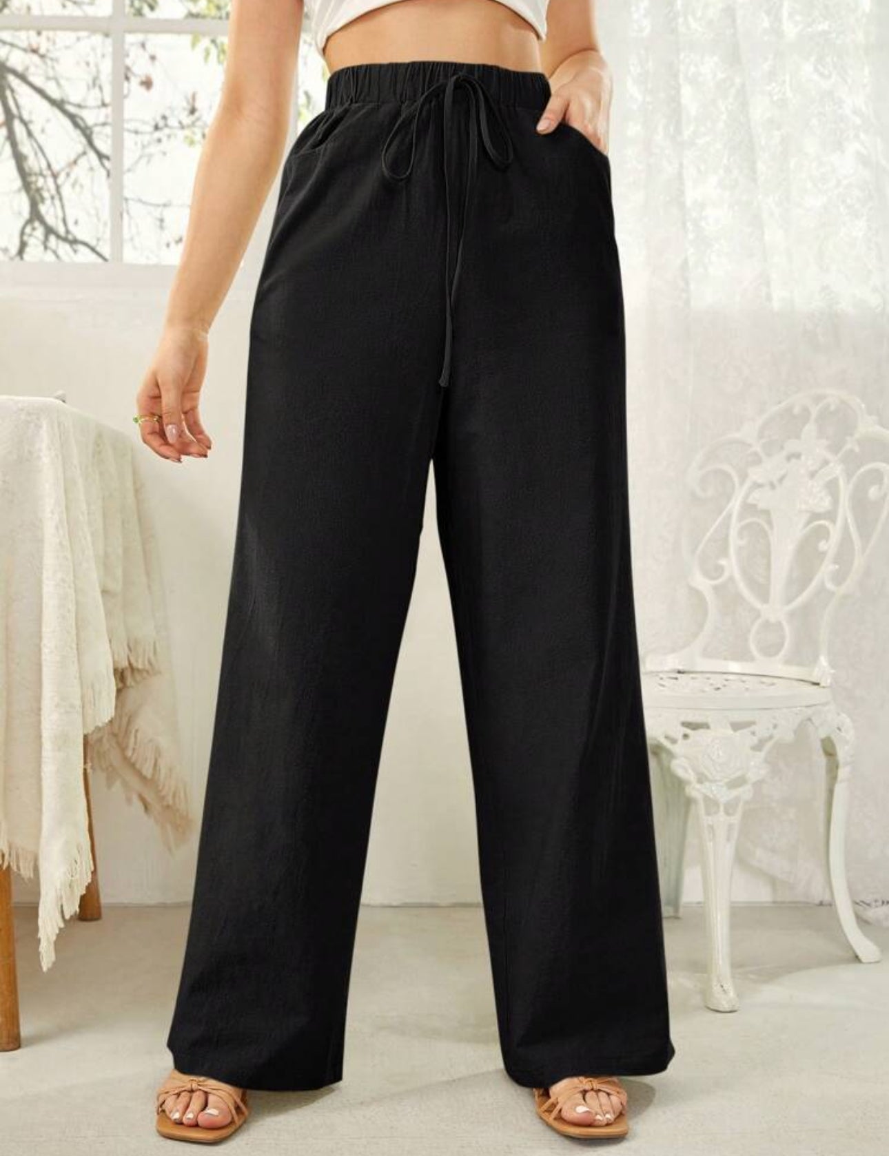 Pantalón negro de algodón con cordón y bolsillos