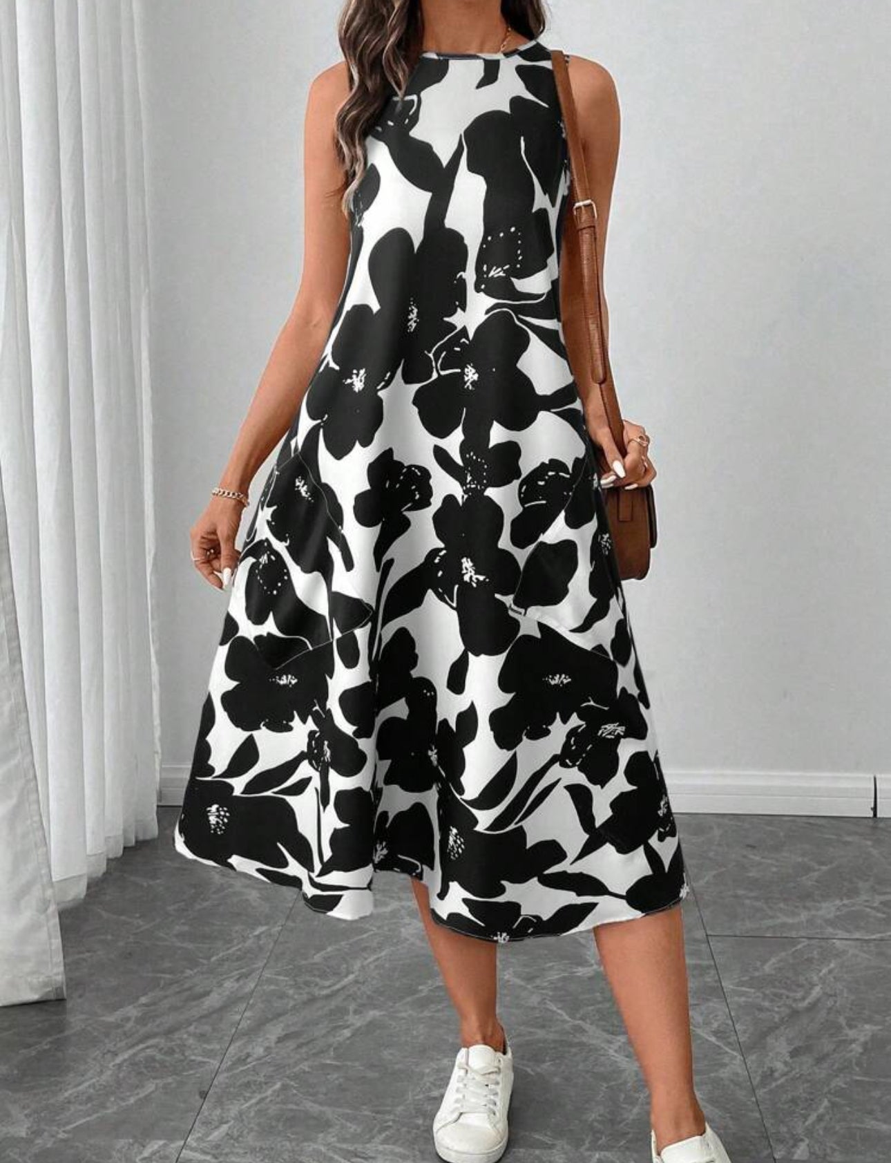 Vestido blanco y negro estilo midi línea A con estampado floral