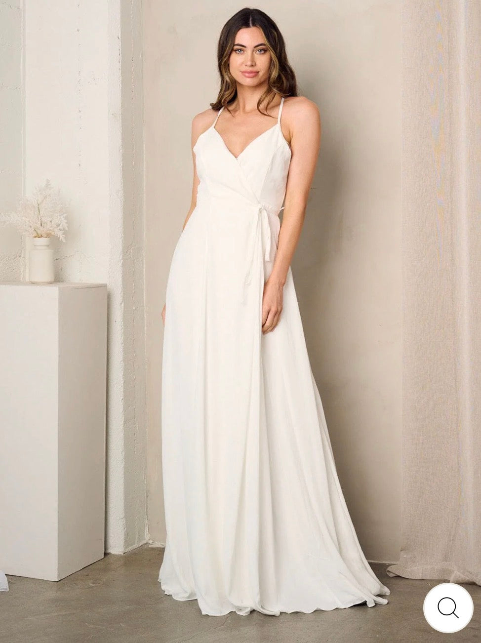 Vestido blanco elegante de  tirantes