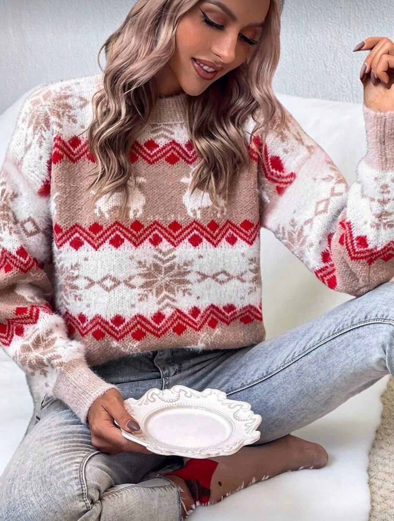 Suéter de manga larga beige con decoración roja