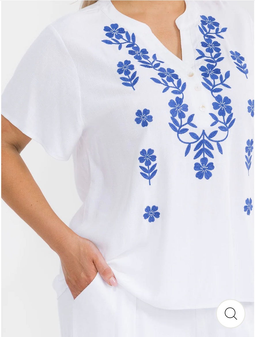 Conjunto blanco plus size de 2 piezas de lino con bordado: blusa de manga corta y pantalón con cintura elástica.