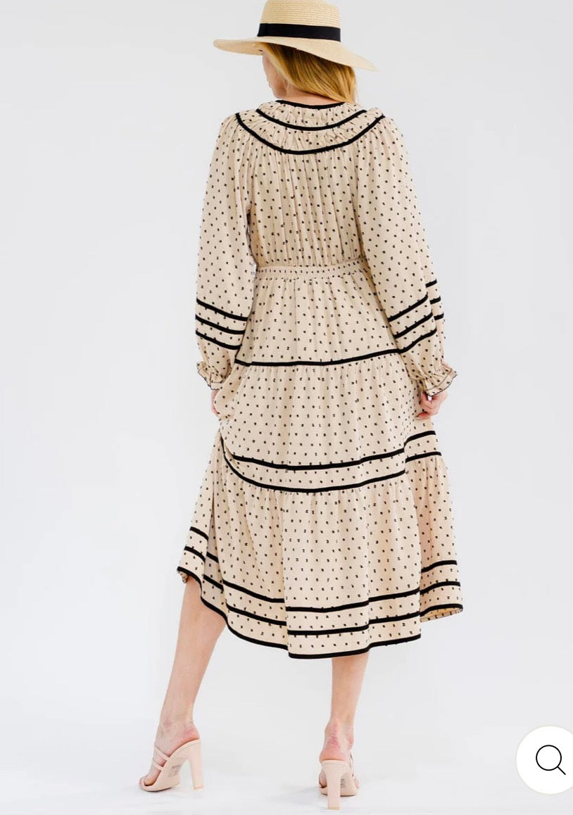 Vestido largo beige para mujer de manga larga con botones al frente, bolsillos frontales y textura swiss dots.