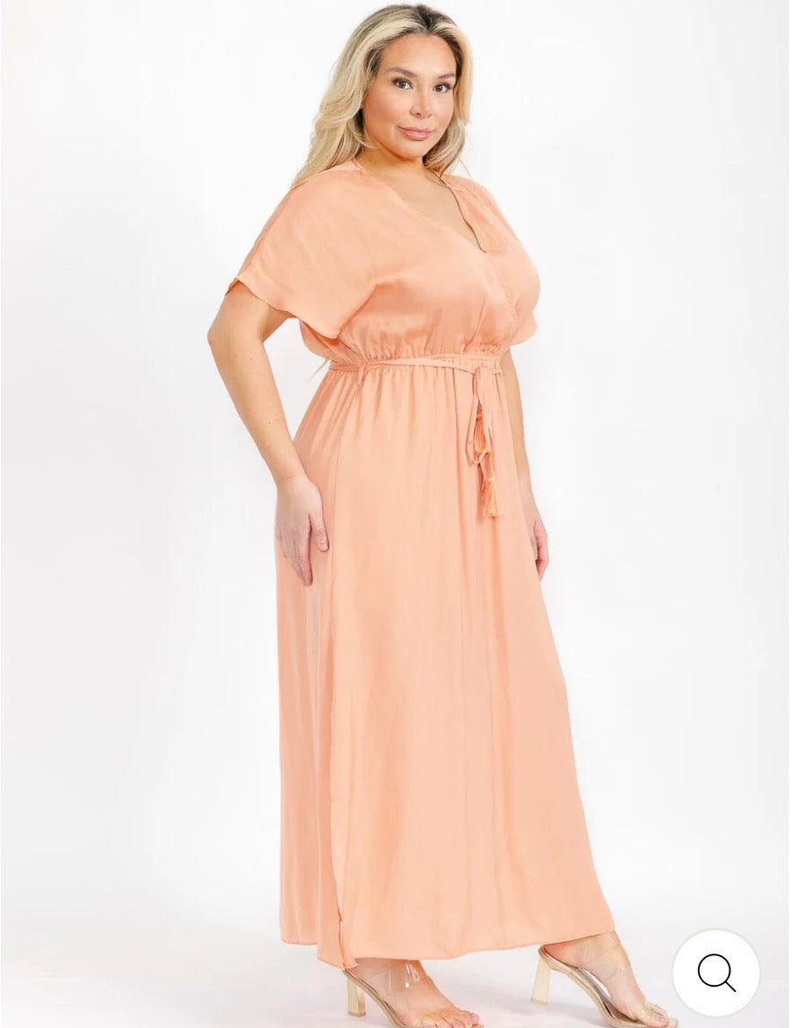 Vestido salmón maxi plus size de manga corta con escote en V, lazo ajustable y abertura lateral.