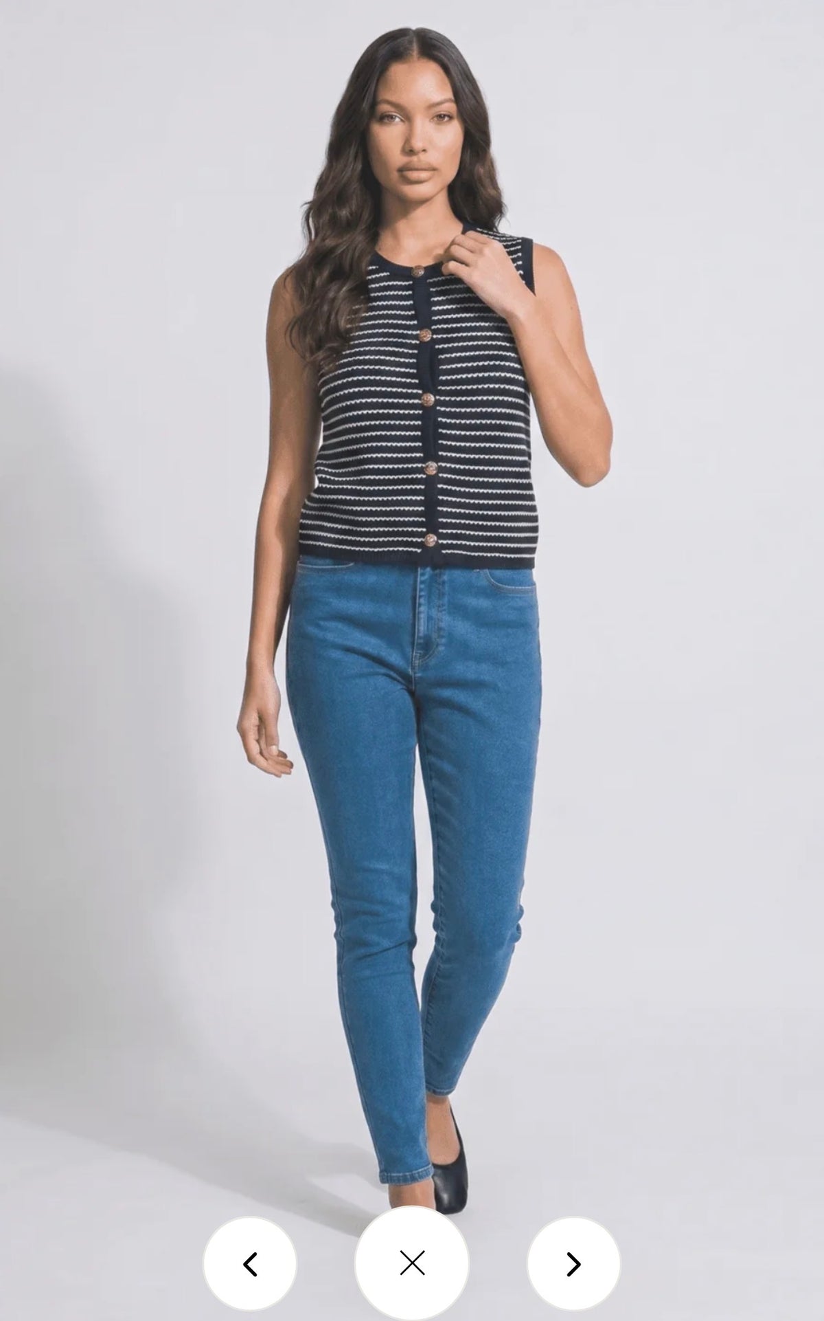 Camisa negra rayas blancas sin mangas botones dorados