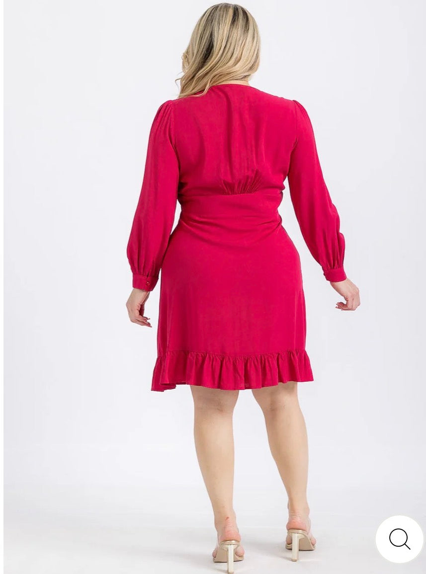 Vestido rosado plus size de manga larga con botones y detalles bordados.