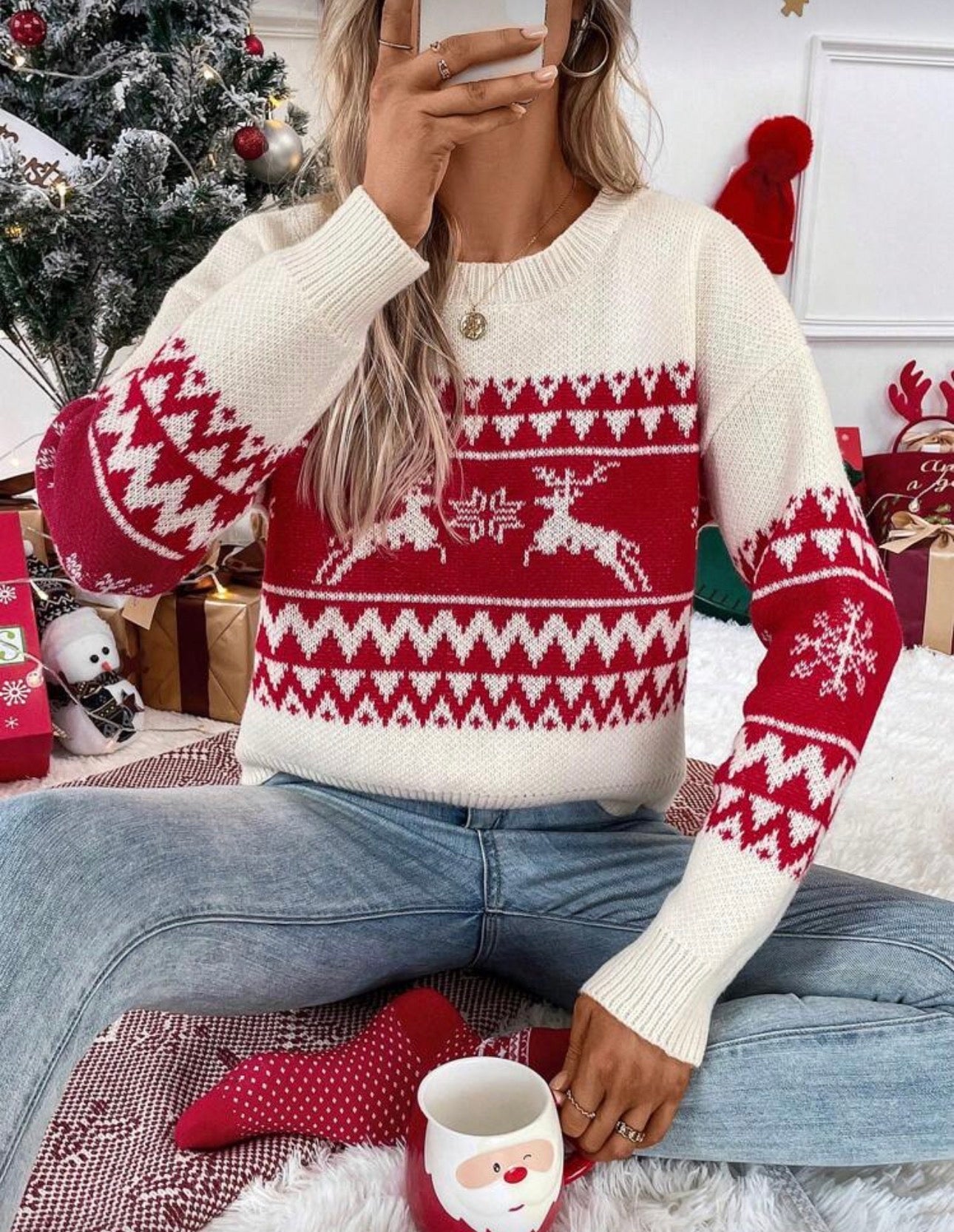 Suéter beige con decoración navideña roja