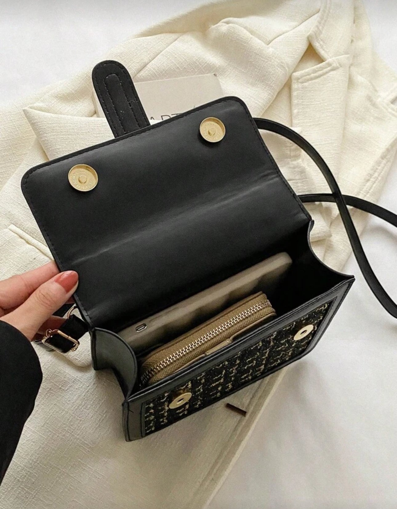 Cartera negra con líneas doradas