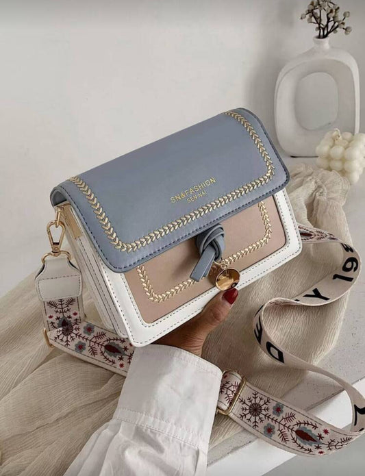 Cartera azul, blanca y café