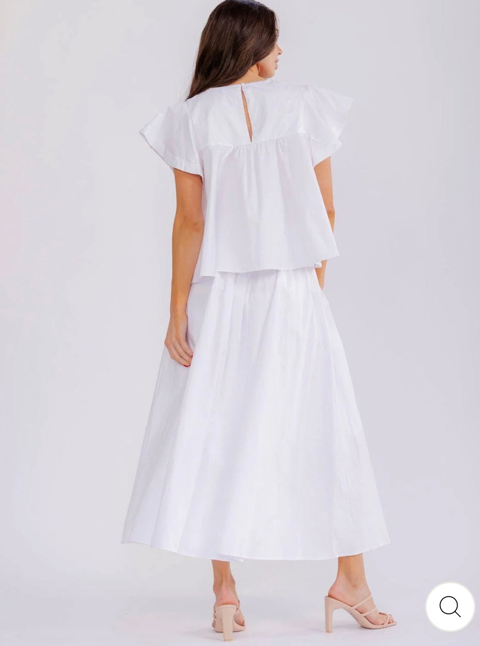 Conjunto blanco de blusa manga corta y falda maxi de cintura elástica.