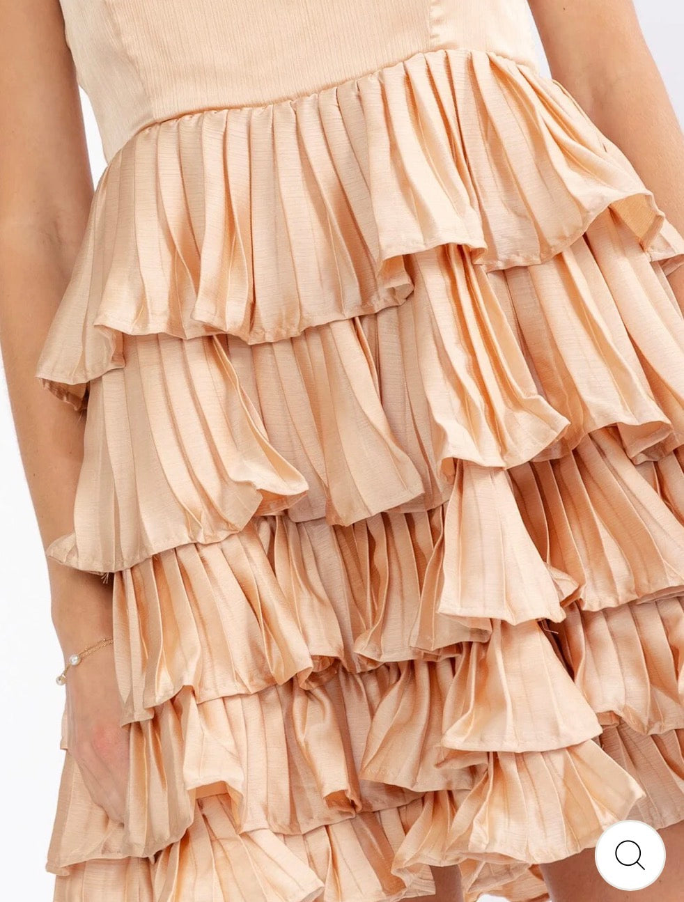 Vestido beige corto de vuelos