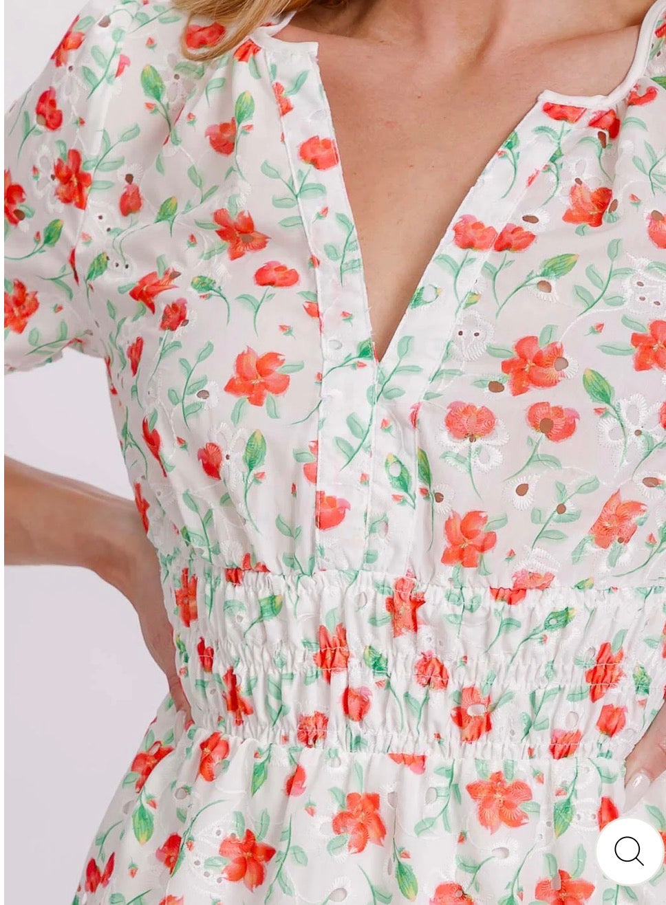 Vestido corto floral cuello V