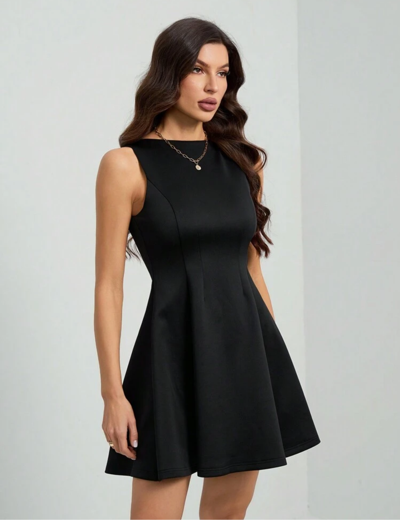 Vestido negro corto minimalista