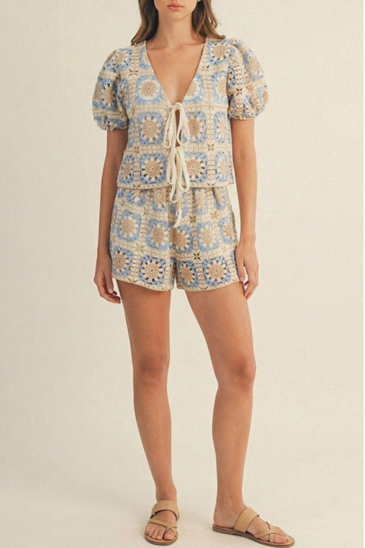 Conjunto crochet biege camisa mangas puff y short con bolsillos
