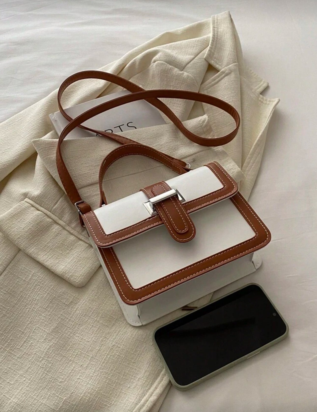 Cartera cuadrada beige con café oscuro