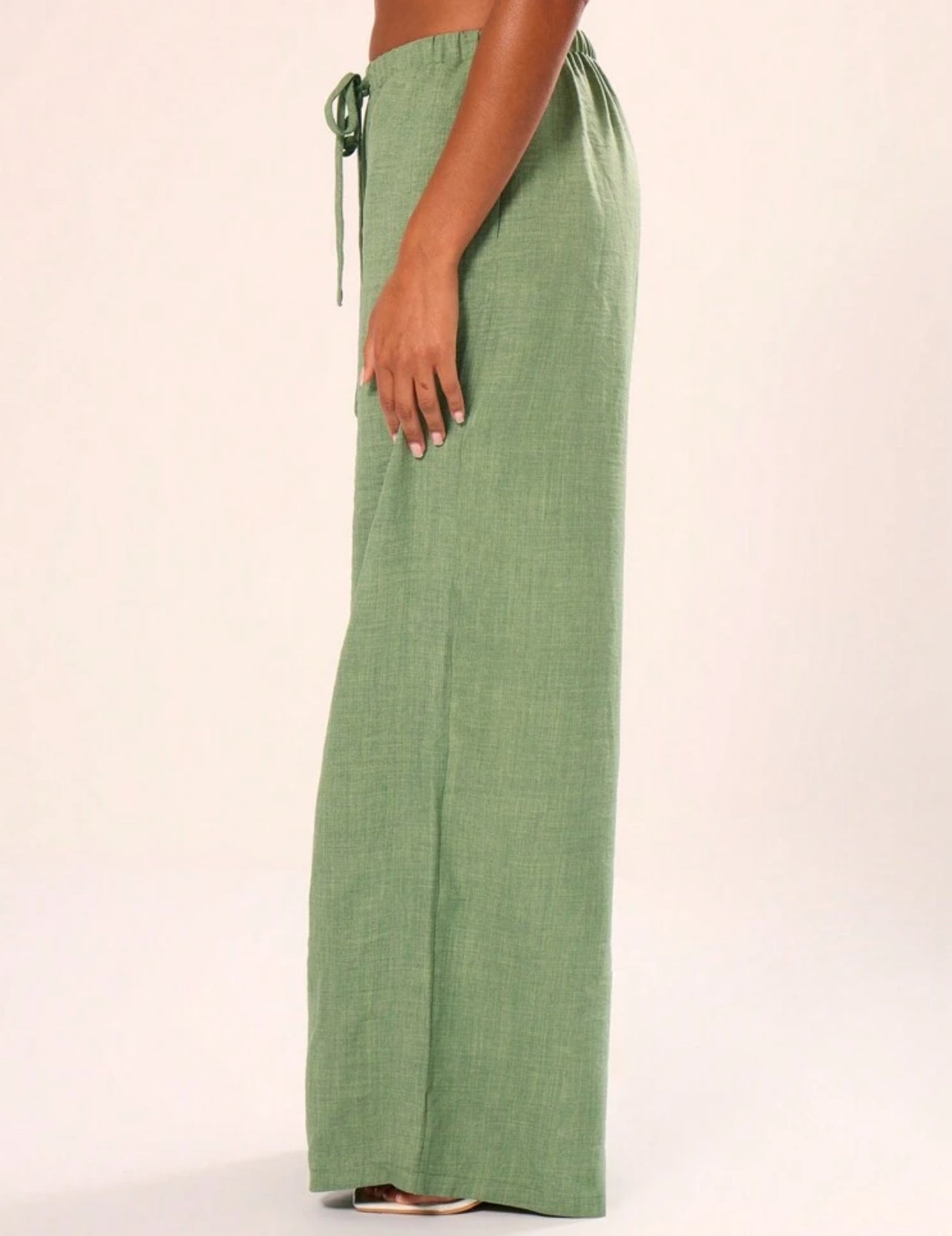 Pantalon verde con textura de lino