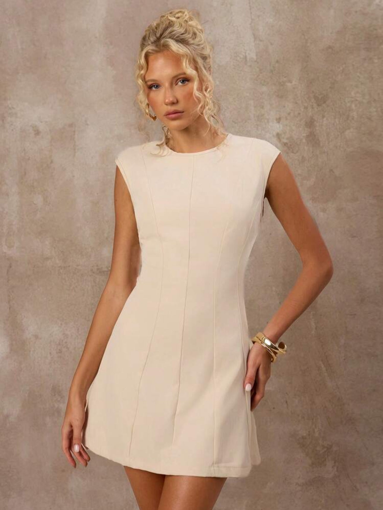 Vestido beige corto