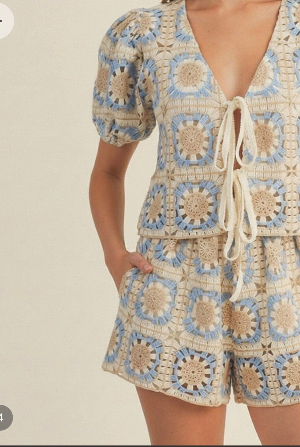 Conjunto crochet biege camisa mangas puff y short con bolsillos