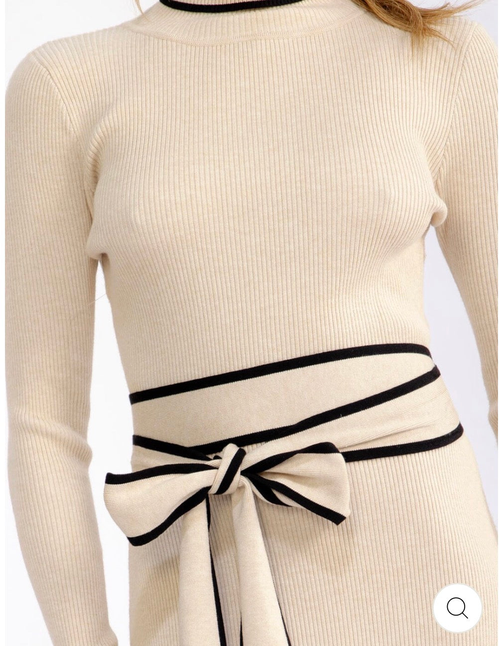 Vestido beige elegante cuello tortuga