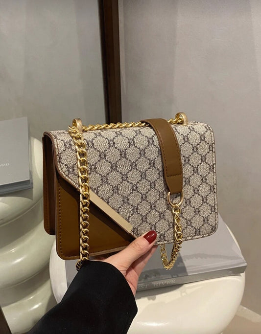 Cartera café con dorado